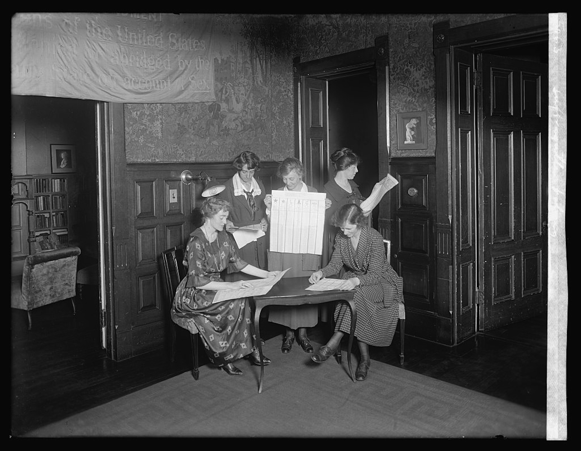 Suffragettes Voting